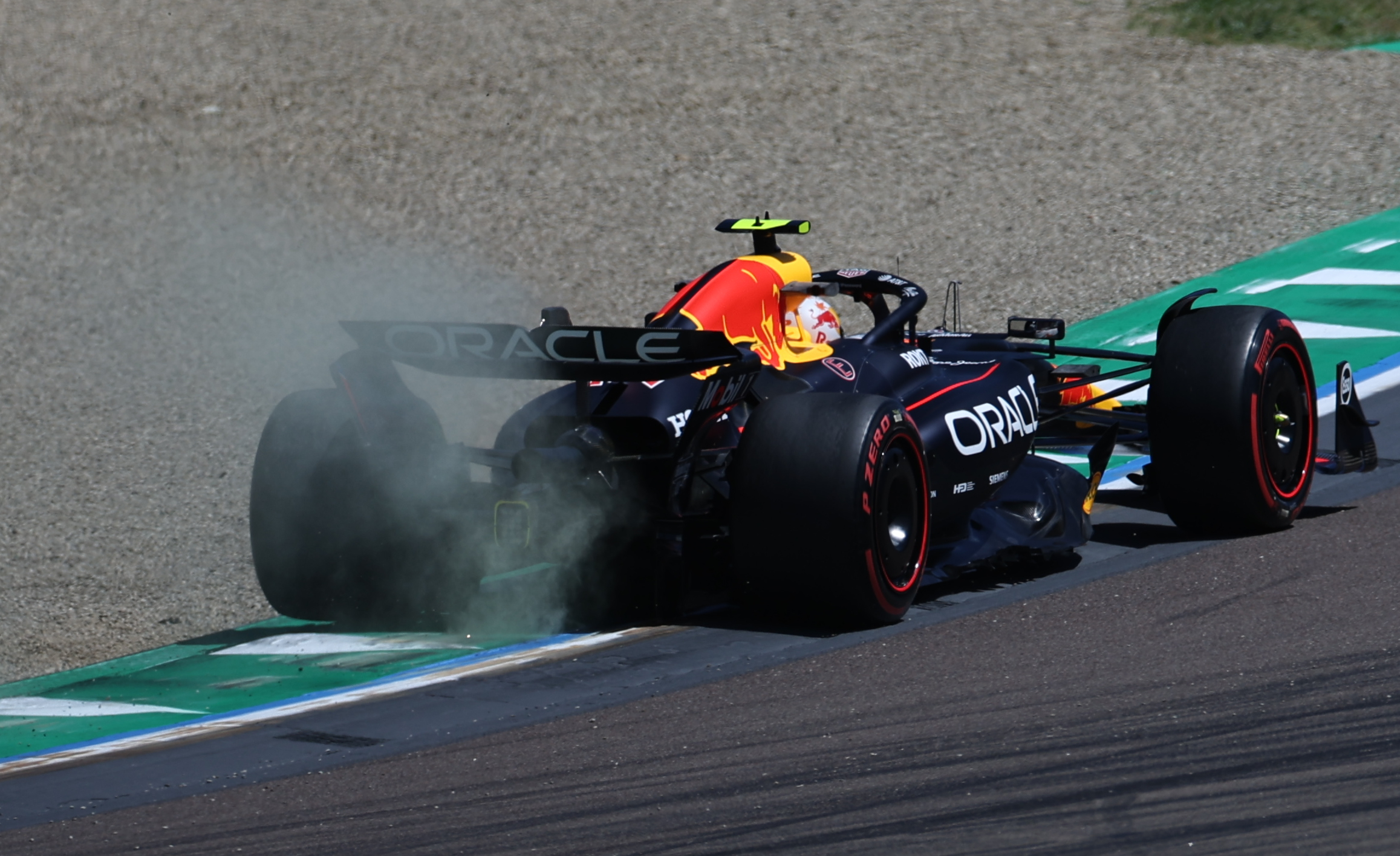 米兰体育:F1赛事中的技术革新，如何改变比赛格局？