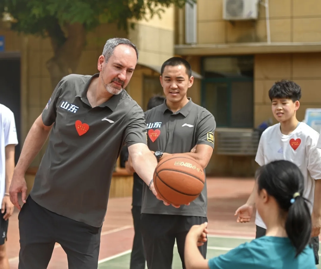 关于米兰体育:篮球公益活动走进山区,传递爱与希望的信息 关于米兰体育:篮球公益活动走进山区,传递爱与希望的信息