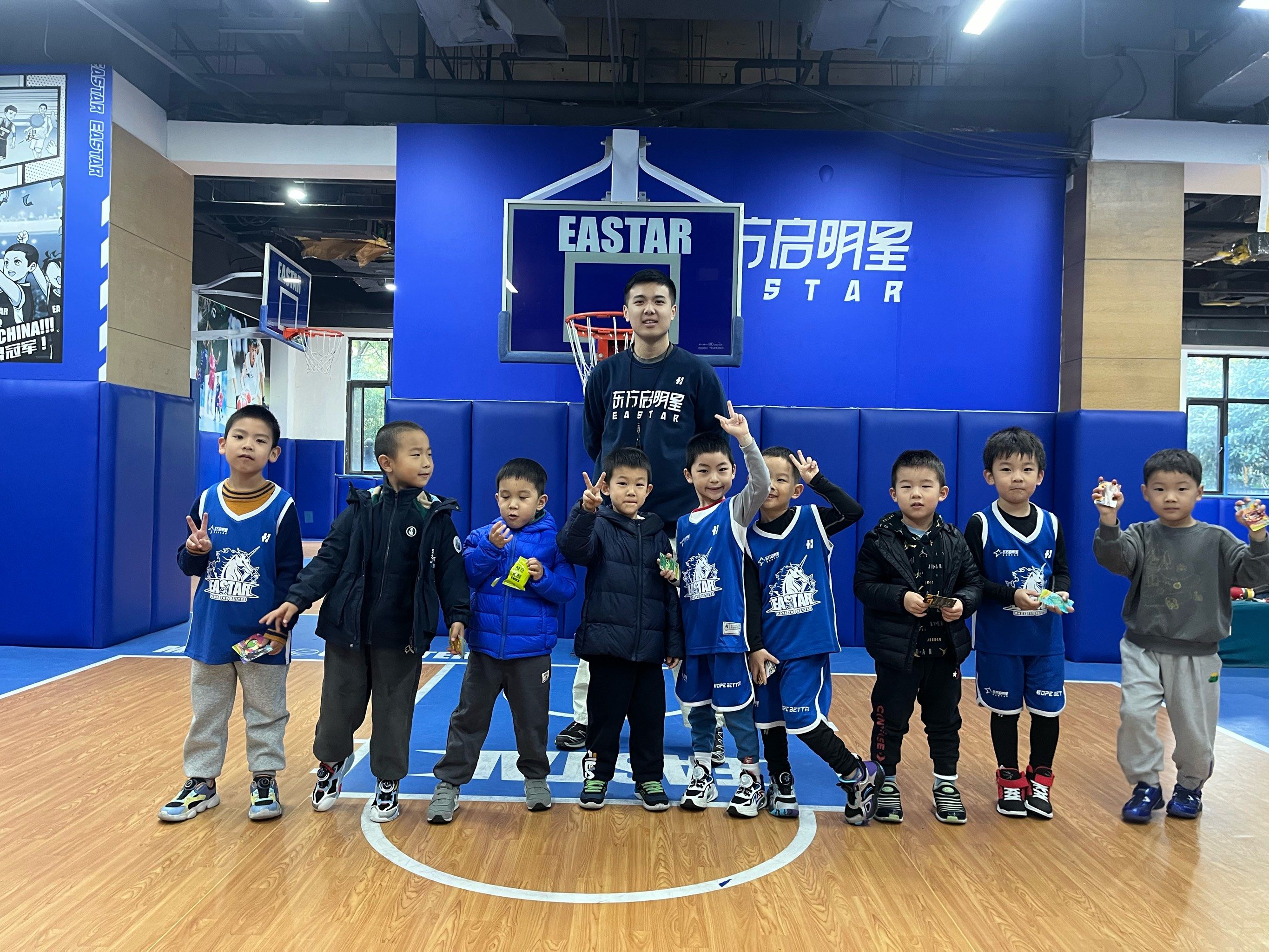 关于米兰体育：青少年篮球夏令营开营，快乐篮球伴成长的信息