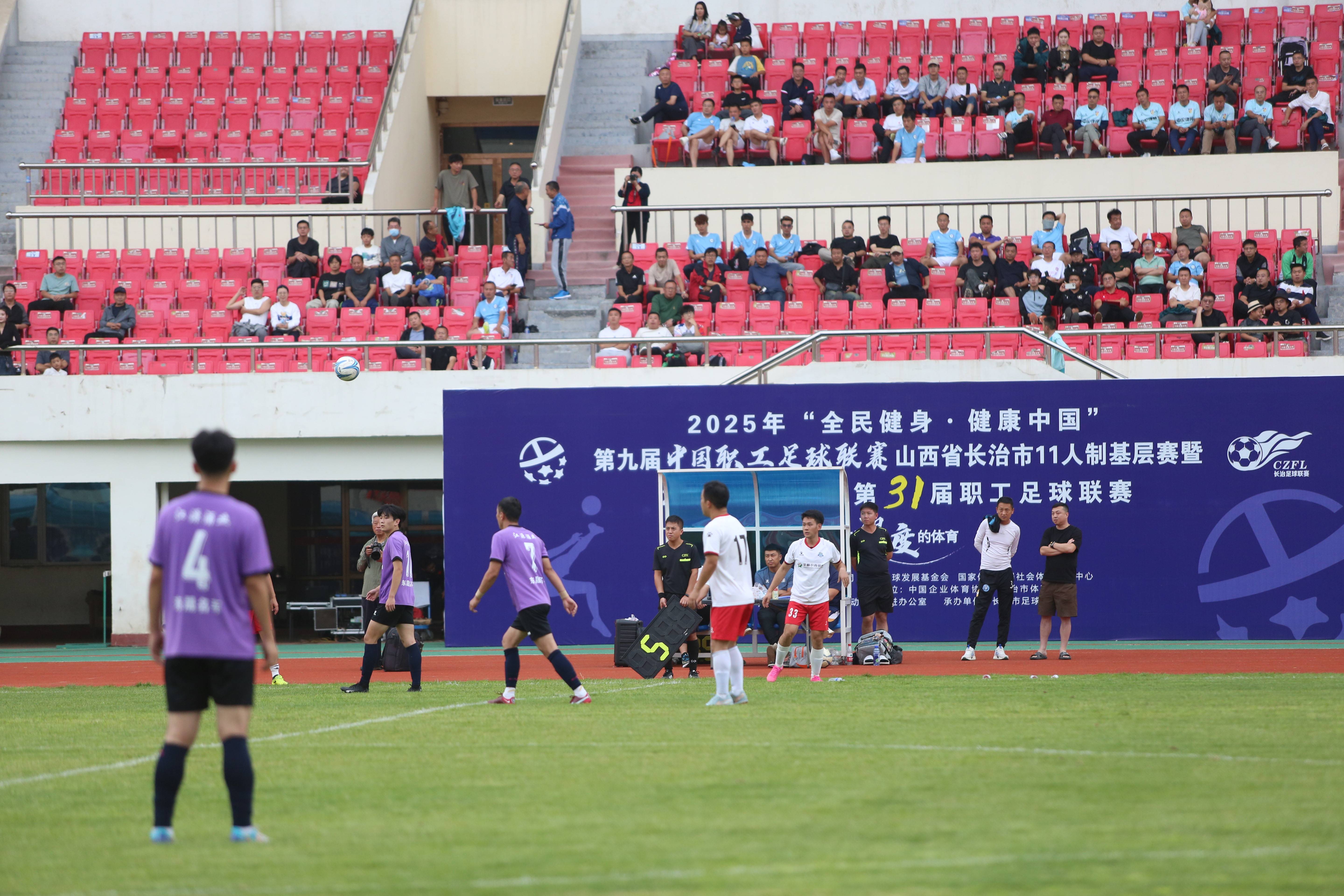 米兰体育:中国足球“校园足球”成“应付差事”，学生：踢球不如玩手机！