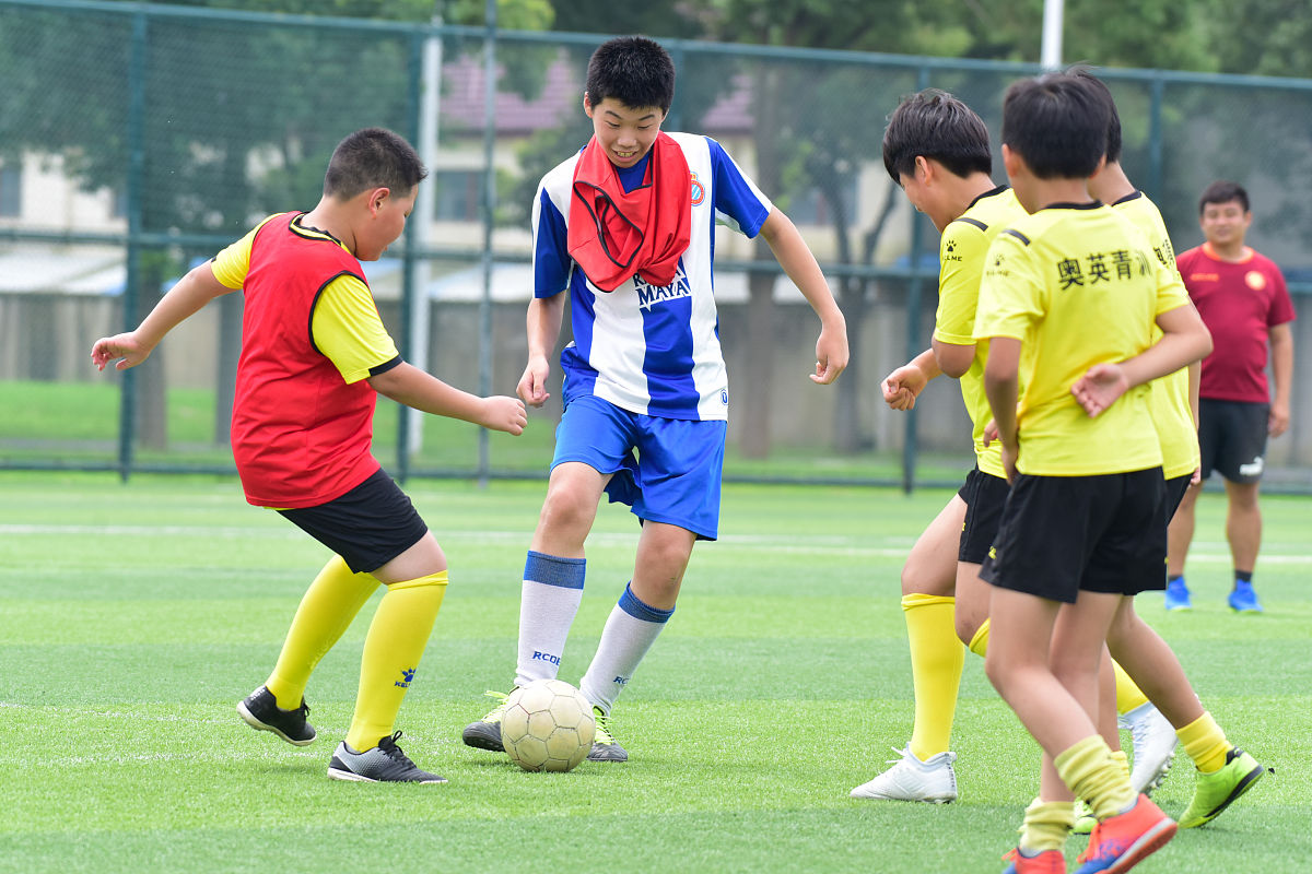 米兰体育:中国足球青训“拔苗助长”？专家呼吁：别让孩子输在起跑线上！的简单介绍